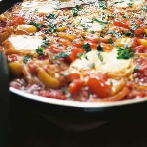 Poached eggs in spicy tomato sauce